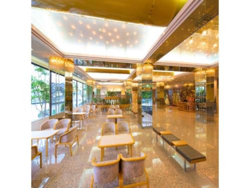 气仙沼市Sun Marine Kesennuma Hotel Kanyo - Vacation STAY 21044v的大楼内带桌椅的餐厅