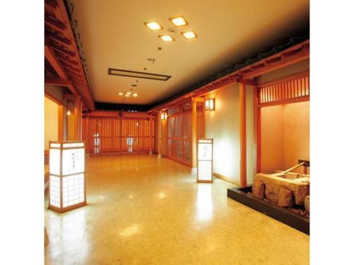气仙沼市Sun Marine Kesennuma Hotel Kanyo - Vacation STAY 21044v的一间大房间,中间设有一张床