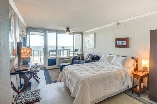 代托纳海滩Daytona Beach Retreat Beach Access!的一间卧室配有一张床,享有海景