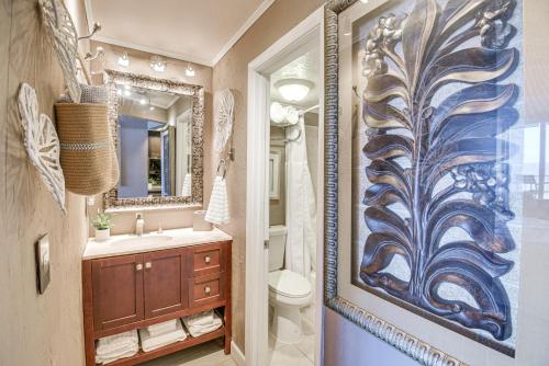 代托纳海滩Daytona Beach Retreat Beach Access!的一间带卫生间的浴室和墙上的绘画