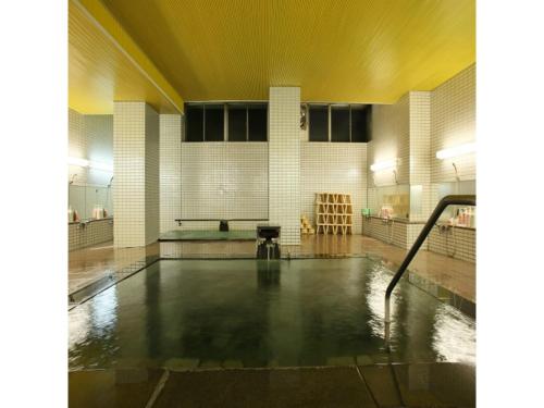 志贺高原Shiga Palace Hotel - Vacation STAY 22531v的空的健身房,有水池