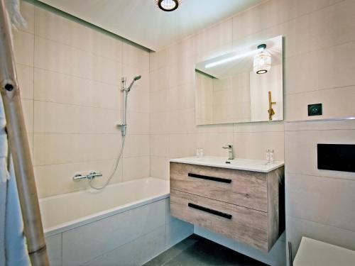 莱斯奥琉斯Appartement Méribel, 4 pièces, 6 personnes - FR-1-613-98的一间带水槽、浴缸和镜子的浴室