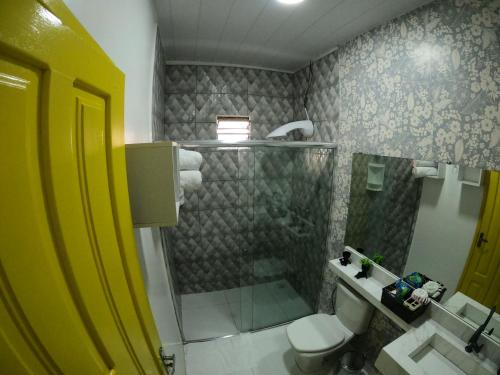 博阿维斯塔Mecejana Home的带淋浴、卫生间和盥洗盆的浴室