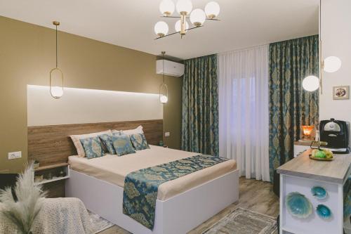 福克沙尼Cochet Studio的配有一张床和一张书桌的酒店客房