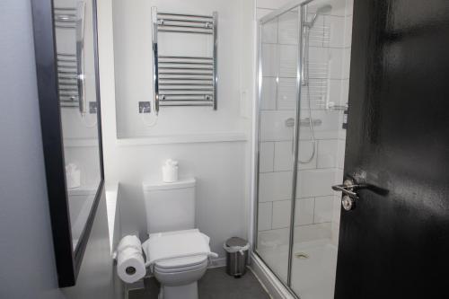 伯恩茅斯Park Inn by Radisson Bournemouth的白色的浴室设有卫生间和淋浴。