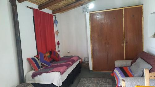 Cabaña Los Girasoles Cachi Salta客房内的一张或多张床位