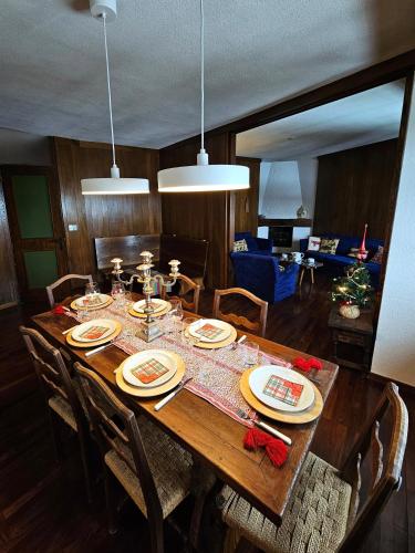 布勒伊-切尔维尼亚Cervino 1865 - Family House的一张木桌,上面有盘子和餐巾