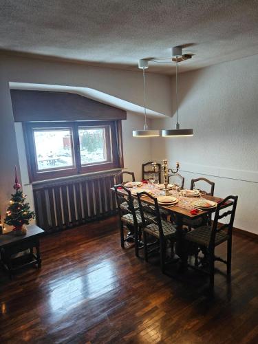 布勒伊-切尔维尼亚Cervino 1865 - Family House的用餐室配有桌椅和圣诞树