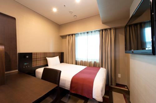 神户神户三宫方丹别墅酒店的酒店客房设有床和窗户。