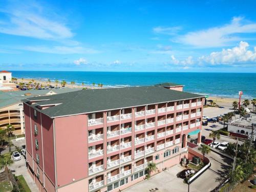 加尔维斯敦Quality Inn & Suites Galveston - Beachfront的享有酒店和海滩的空中景致