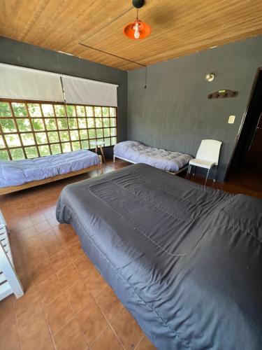 埃博森HOSTEL PEHUENIA的一间卧室配有两张床和椅子