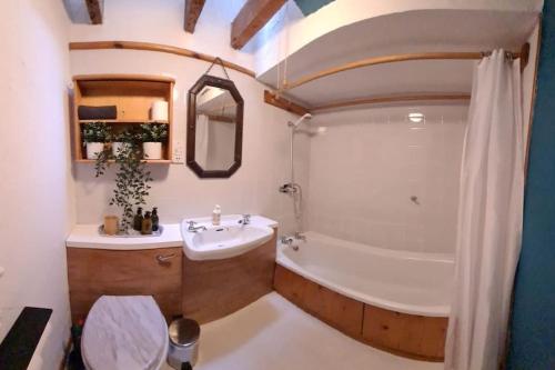 罗宾胡兹贝Bramblewick Cottage的带浴缸、盥洗盆和卫生间的浴室
