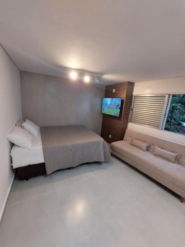 圣维森特岛Studio reformado - sem garagem de auto的一间带床和沙发的小卧室
