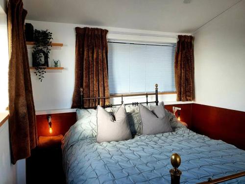 托德莫登The Studio at Stoodley Pike View的卧室配有带枕头的床铺和窗户。
