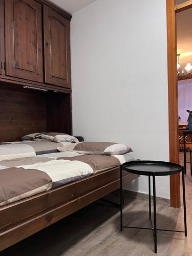 博格塔塞斯特雷da Robi appartamento fronte piste的一间卧室配有两张床和一张桌子