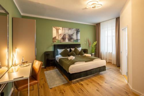 梅明根Hotel Schwanen的一间卧室配有一张床和一张书桌