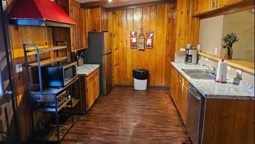 马姆莫斯湖豪斯假日酒店的厨房配有木制橱柜、水槽和柜台。