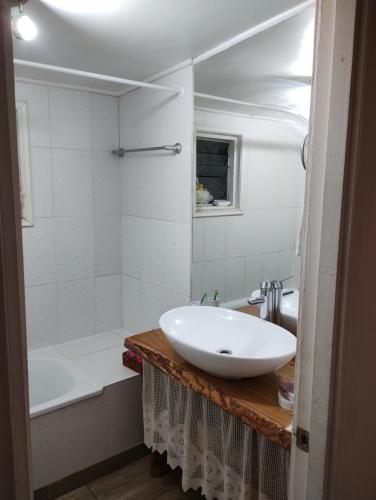 瓦尔迪维亚Casa de campo al lado de la ciudad 130 mts2的浴室配有白色水槽和浴缸。