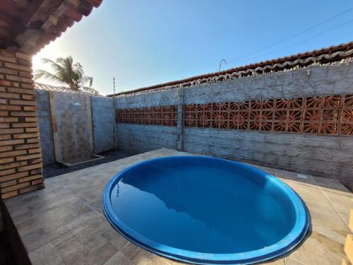 蒂鲍Casa em Tibau RN.的屋顶上的一个蓝色的浴缸