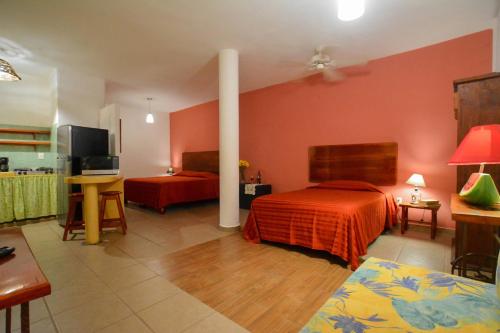 锡瓦塔塔内霍Bungalows Teka的酒店客房,设有两张床和红色的墙壁