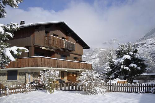 勒布罗伊斯Chalet la Cachette Cyclists & Skiers的一座带阳台的雪地建筑