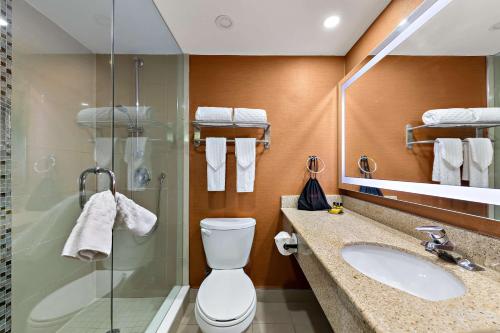 多伦多多伦多北约克贝斯特韦斯特酒店及套房的浴室配有卫生间、盥洗盆和淋浴。