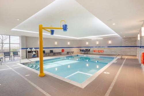 米西索加GLō Best Western Mississauga Corporate Centre的游泳池,位于酒店带游泳池的房间