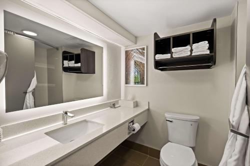 小石城华美小石城酒店的一间带水槽、卫生间和镜子的浴室