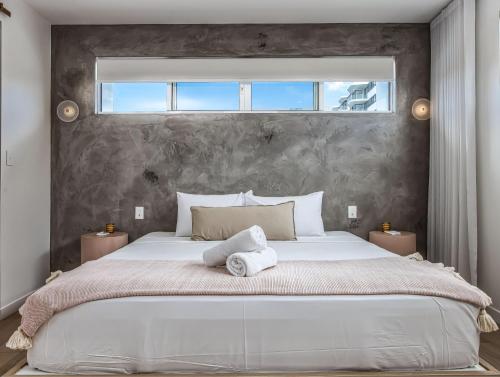 黄金海岸Palm Paradise: Luxury Villa Escape by the Beach的卧室配有一张大白色床和窗户
