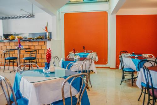 塔拉波托Hotel Cielo Tarapoto的一间在房间内配有桌椅的餐厅
