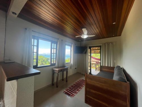 安格拉杜斯雷斯BEAUTIFUL VIEW的客房设有沙发、桌子和窗户。