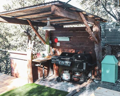 NogalZia Geo Dome At El Mistico Ranch, Glamping的一个带烧烤架和桌子的户外厨房