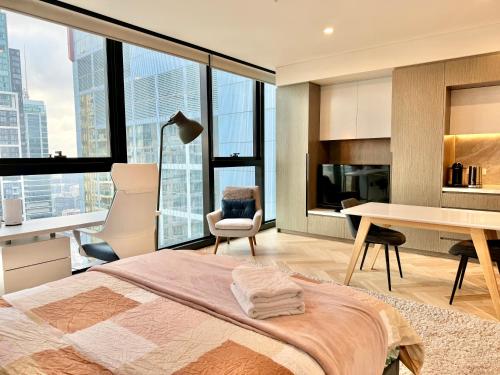 悉尼Heart of Sydney CBD Air-Con的一间卧室配有一张床、一张书桌和一些窗户。