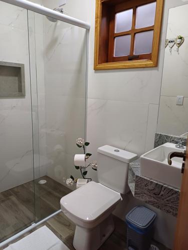 蒙特韦尔迪Refugio Victoria的浴室配有卫生间、淋浴和盥洗盆。