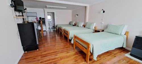 纳塔列斯港Cabañas OtilNau的客房设有四张床和平面电视。