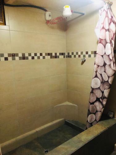 里奥班巴HOSPEDAJE las PRIMICIAS RIOBAMBA 105的带浴缸和浴帘的浴室