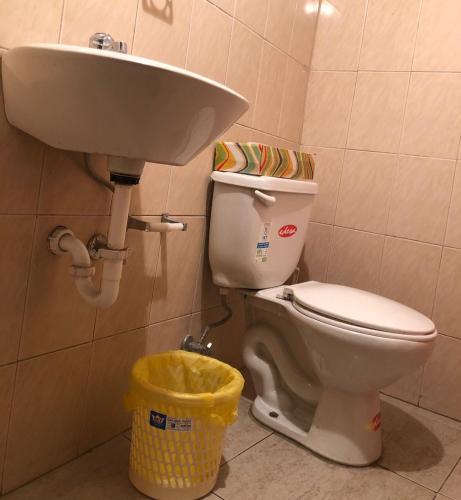 里奥班巴HOSPEDAJE las PRIMICIAS RIOBAMBA 105的浴室设有卫生间、水槽和垃圾桶。