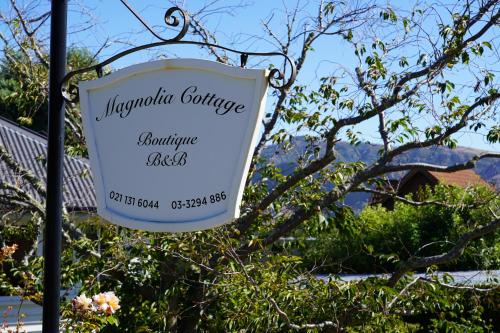 基督城Magnolia Cottage的玛格丽塔维尔花园的标志