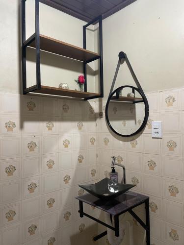 圣塔伦Chalé Rute Bilby Alter Do Chão的浴室设有黑色水槽和镜子