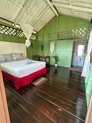 班泰Apsara & Dragon’s Supra Wellness Resort的一间位于绿色客房内的卧室,配有一张床