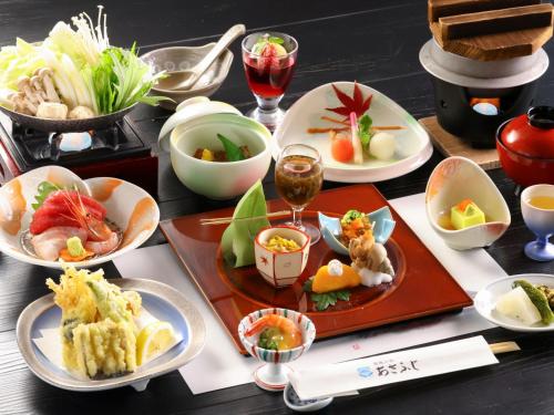 富士河口湖Asafuji温泉酒店的餐桌上摆放着食物和饮料