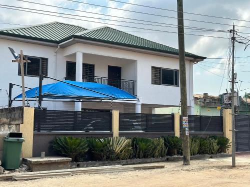 New WeijaRICHGIFT HOMES的前面有蓝色的油页的白色房子