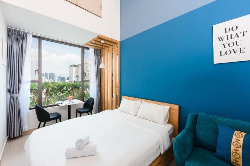 胡志明市S'Home Saigon - Infinity Pool Signature的一间卧室设有一张床和蓝色的墙壁