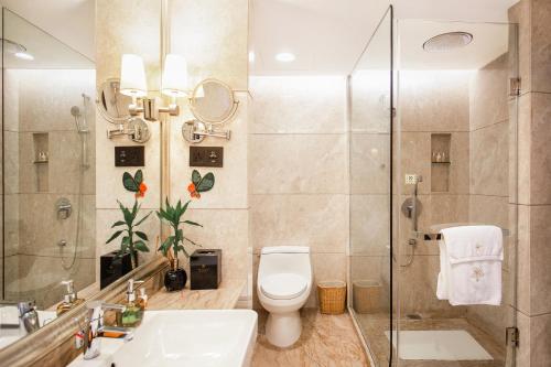 深圳深圳中洲圣廷苑酒店, 华强北商圈的浴室配有卫生间、淋浴和盥洗盆。