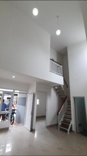 德波Disewakan Rumah minimalis 2 lantai Prestige 2 Sawangan的一间设有楼梯的房间,里面装有摩托车