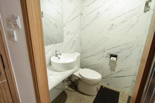CurupSepanak Hotel by Amazing的白色的浴室设有卫生间和水槽。