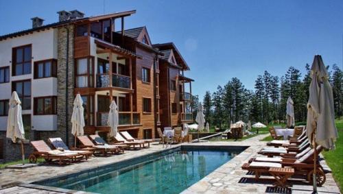 拉兹洛格Spacious penthouse chalet apartment in Pirin Golf and Country Club的一座房子,旁边设有游泳池
