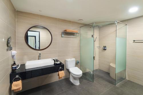 拉古洼玛扬萨瑞海滩假日酒店的一间带水槽、卫生间和镜子的浴室