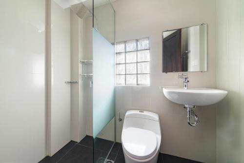 拉古洼班育波鲁别墅酒店的一间带卫生间和水槽的浴室