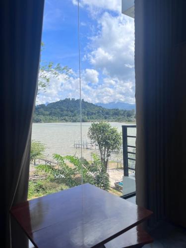 Lien SonLak village的客房设有河景窗户。
